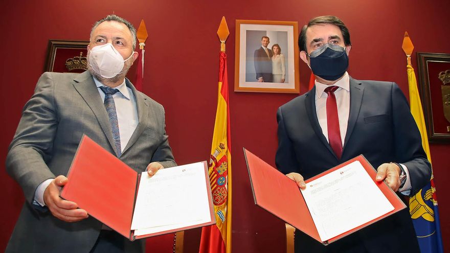 El consejero de Fomento y Medio Ambiente, Juan Carlos Suárez-Quiñones, y el presidente de la Diputación de León, Eduardo Morán