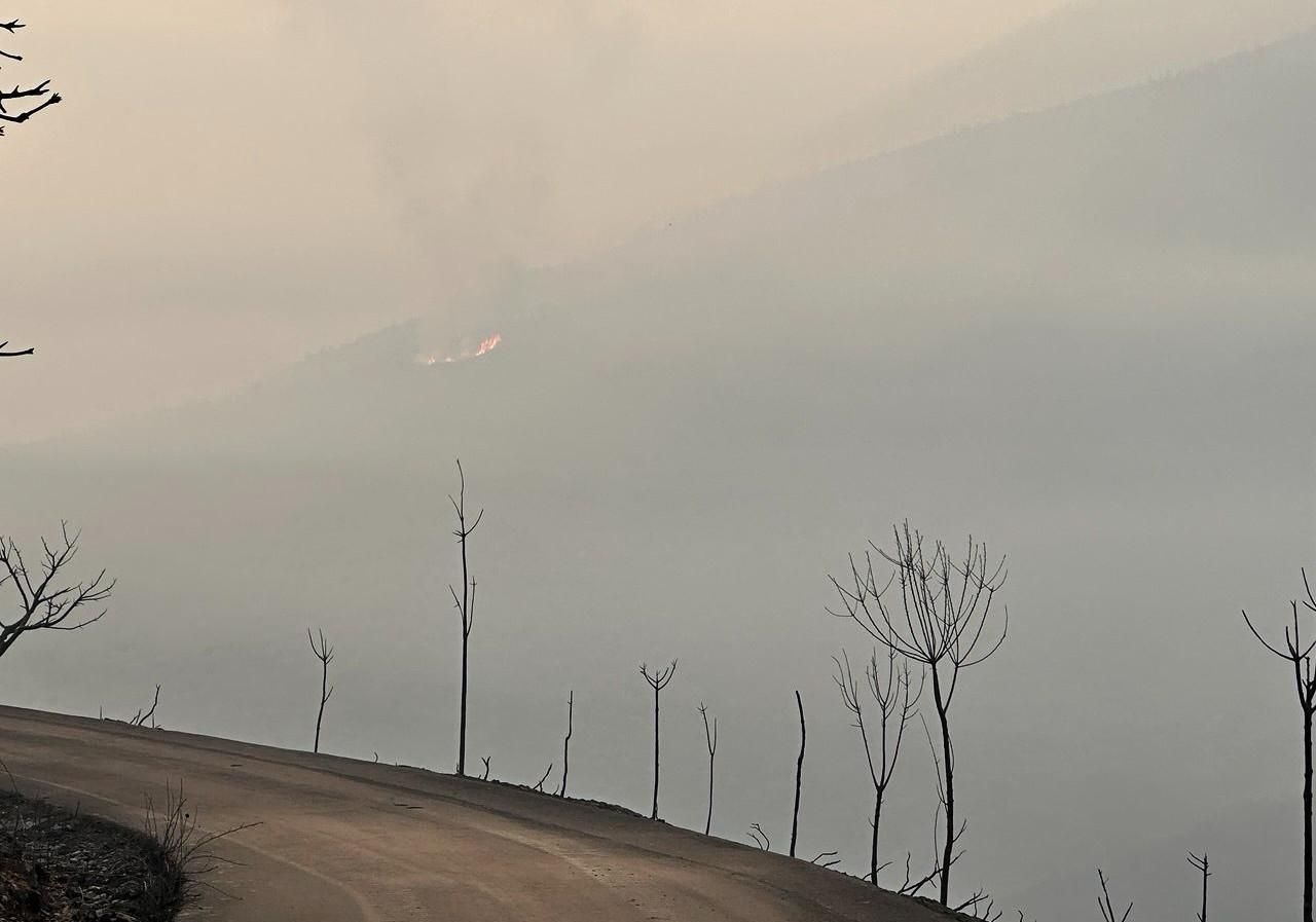El fuego vivo permanece en las inmediaciones de Las Médulas en El Bierzo (León) en medio de la desolación.