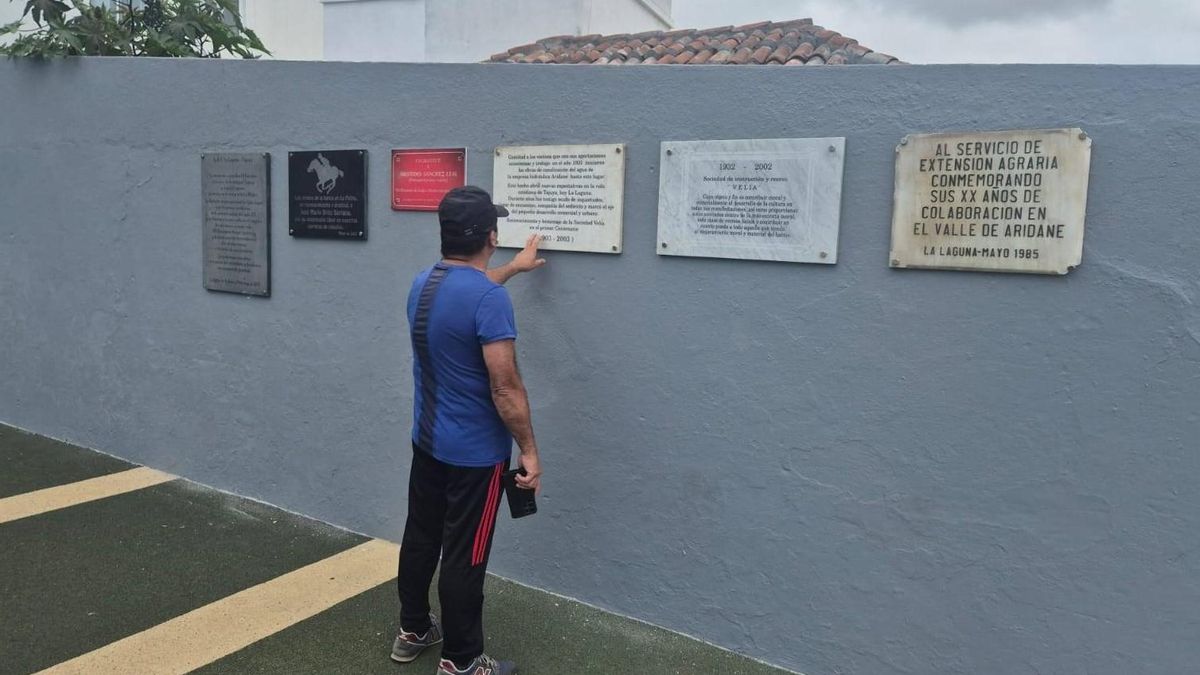 Retorno de las placas conmemorativas salvadas del volcán