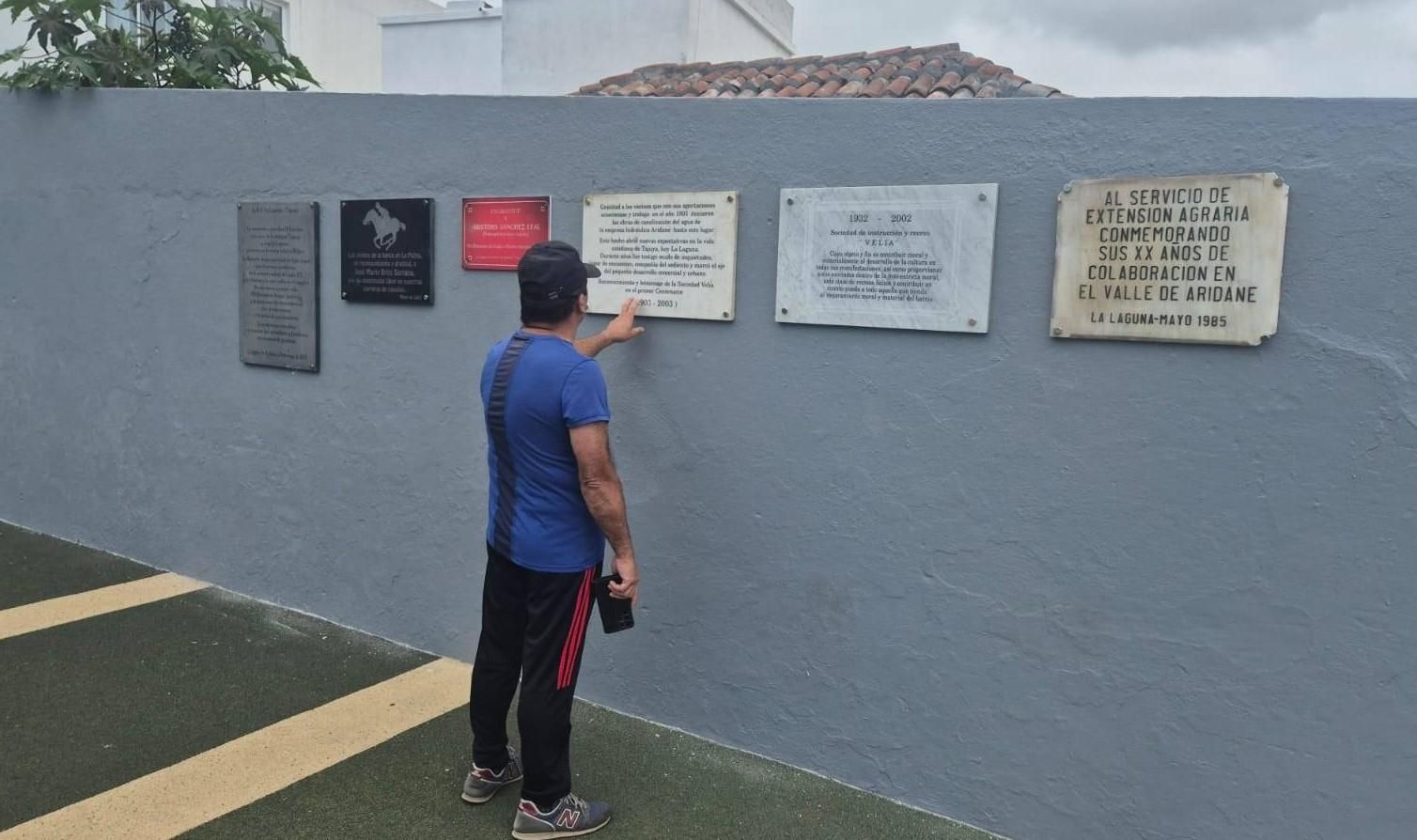 Retorno de las placas conmemorativas salvadas del volcán.