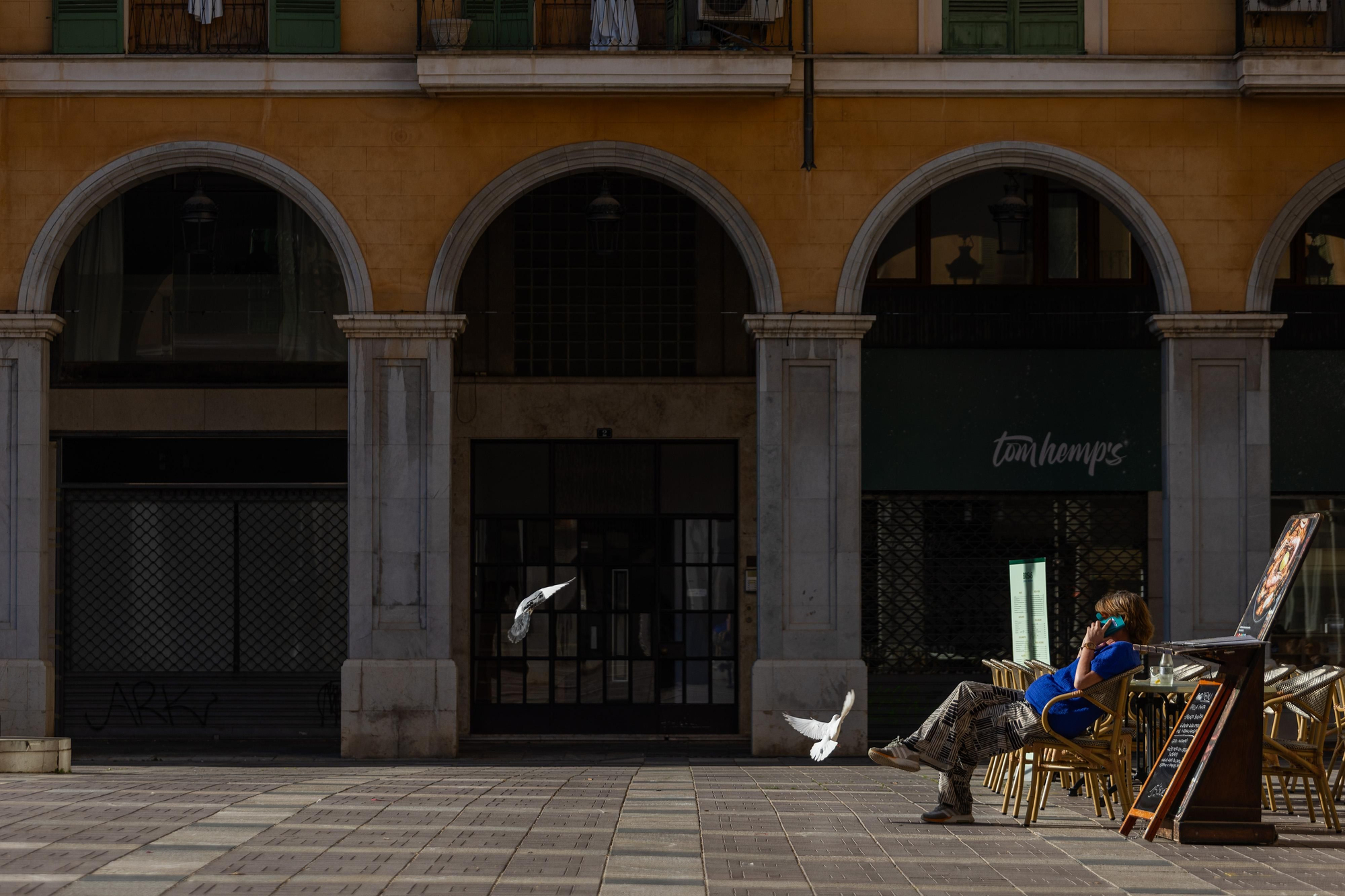 La vida continúa en la superficie de la Plaza Mayor mientras el subsuelo permanece vacío y a la espera de su transformación