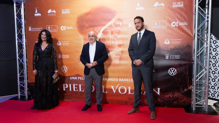 Yanely Hernández, junto a Antonio Morales y Armando Ravelo en la premier de 'La piel del volcán'