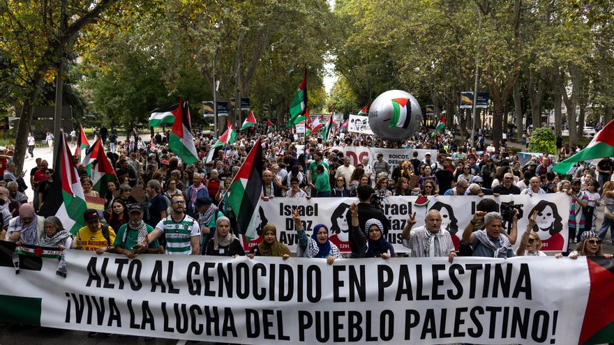 Numerosas personas sostienen una pancarta con lema 'Alto al genocidio en Palestina. ¡Viva la lucha del pueblo palestino!' en Madrid.