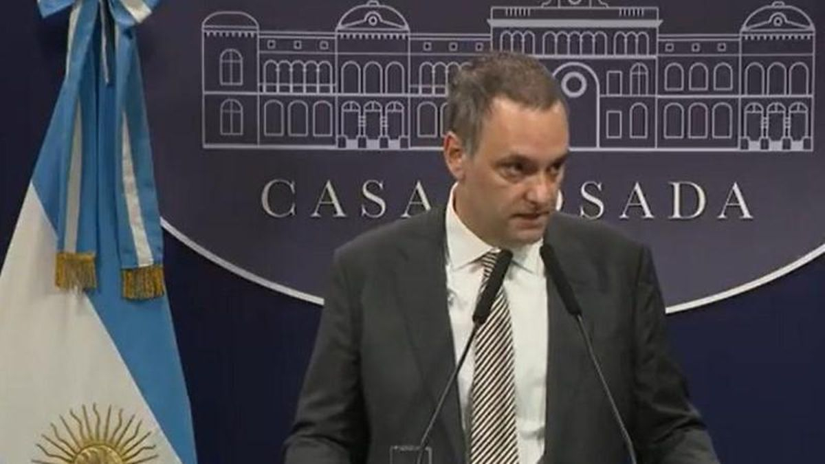 Prohibieron la salida del país a Manuel Adorni por peligro de "fuga inminente"