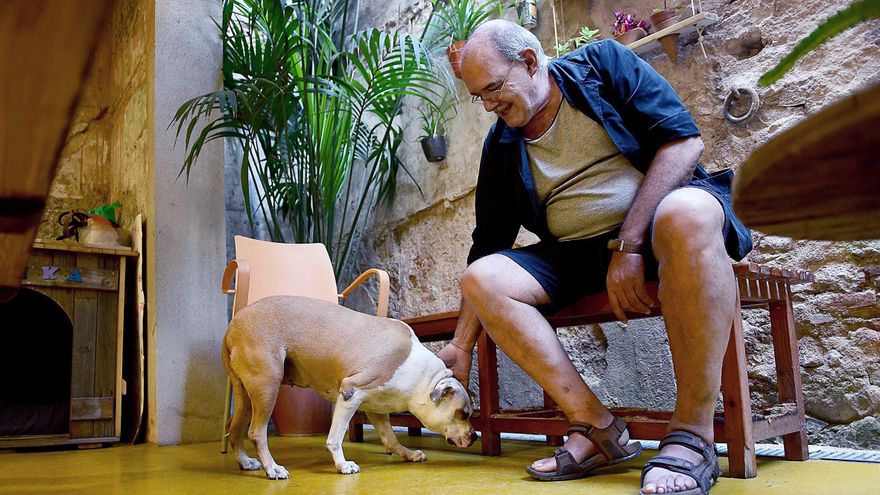 Mengual, en uno de los descansos de su trabajo, junto a su perra Laika