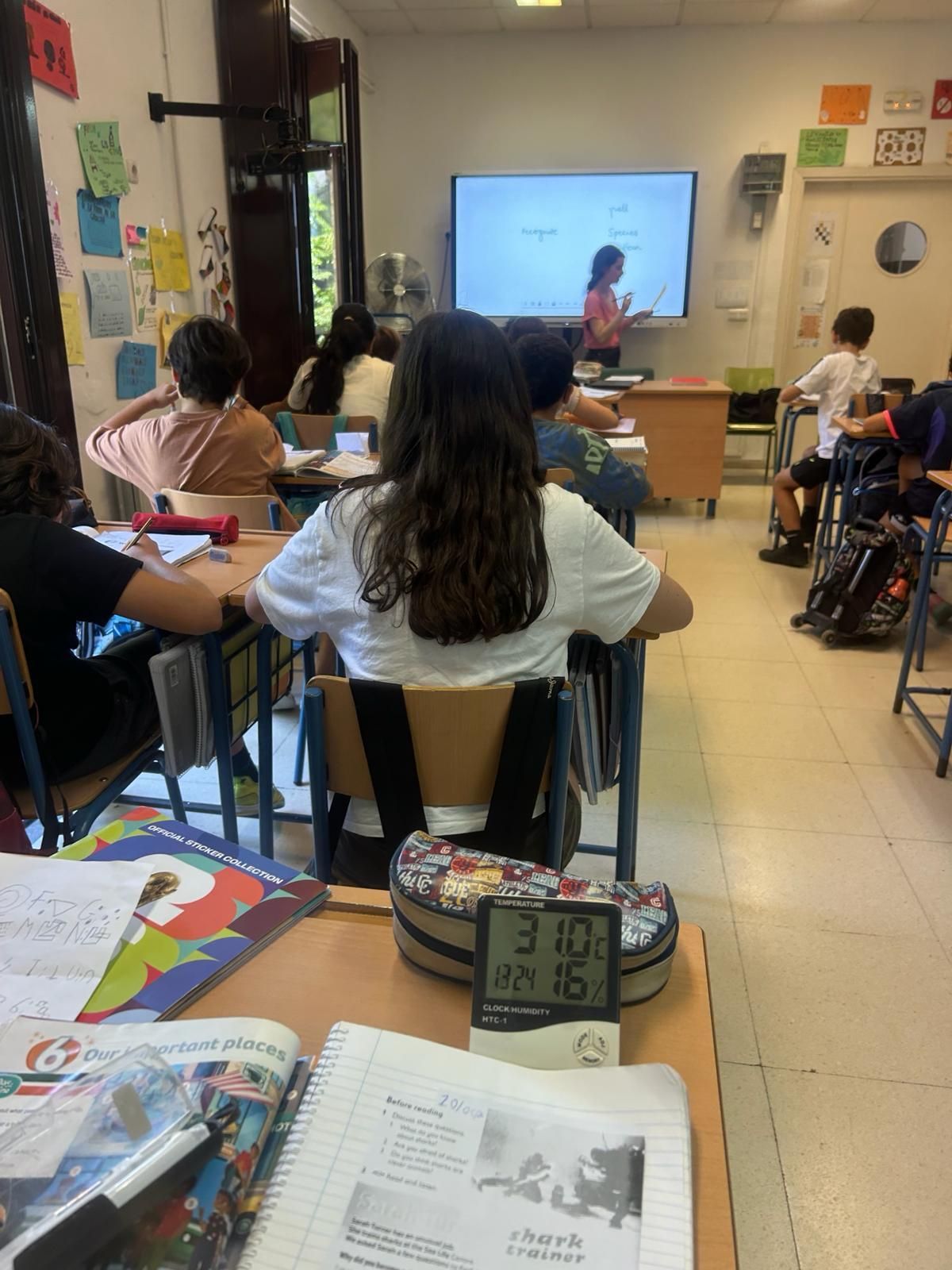 Termómetro en un aula del CEIP Carmen Benítez superando los 30 grados