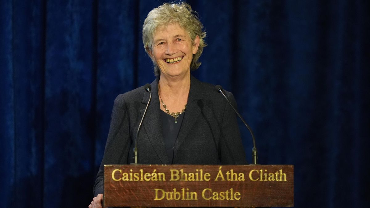 Catherine Connolly da un discurso el 25 de octubre de 2025 después de ser nombrada presidenta de Irlanda