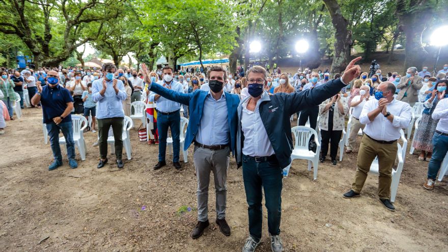 El presidente de la Xunta de Galicia, Alberto Núñez Feijóo (i); y el líder del PP, Pablo Casado, en el acto de apertura del curso político del PP, a 29 de agosto de 2021, en Cerdedo-Cotobade, Pontevedra, Galicia, (España).