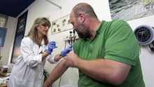 Dispensación de una vacuna contra la gripe en un centro de salud de Madrid.