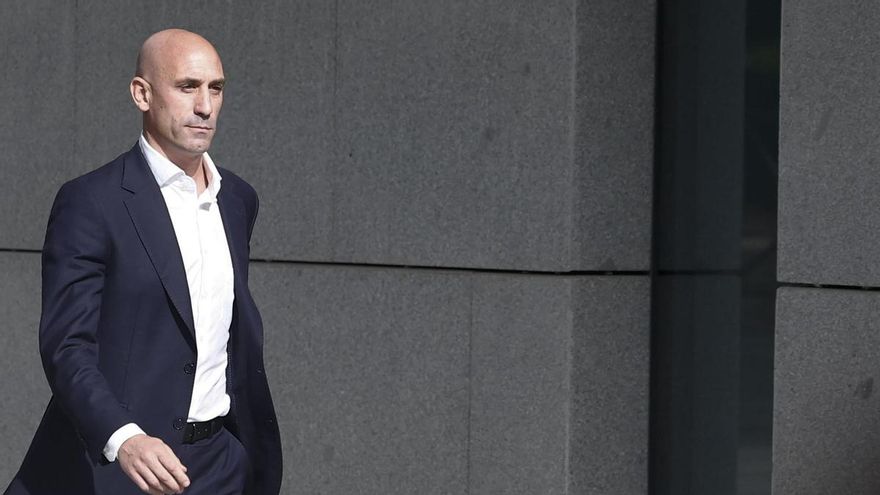 Luis Rubiales cambia de abogado y es citado a declarar el 29 abril por el caso de corrupción