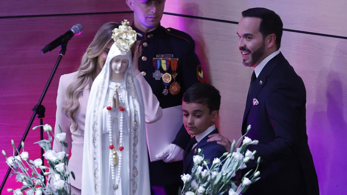 Abelardo de la Espriella llega con su familia a la ceremonia de posesión como presidente de Colombia, este viernes en Cali (Colombia).