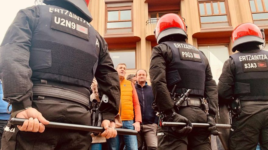 Ertzainas antidisturbios, custodiando la protesta de los agricultores junto al Parlamento Vasco