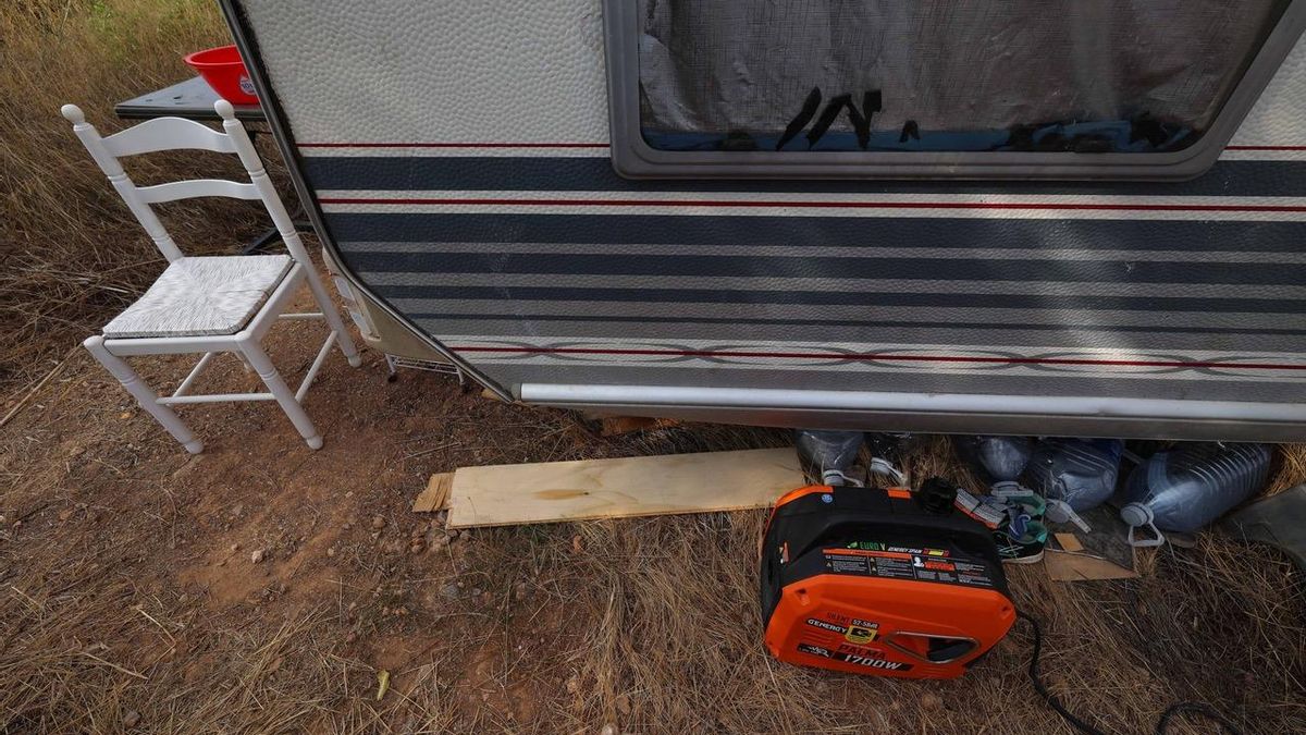 El generador que proporciona electricidad a la caravana de Arsenio Rivera y su mujer.