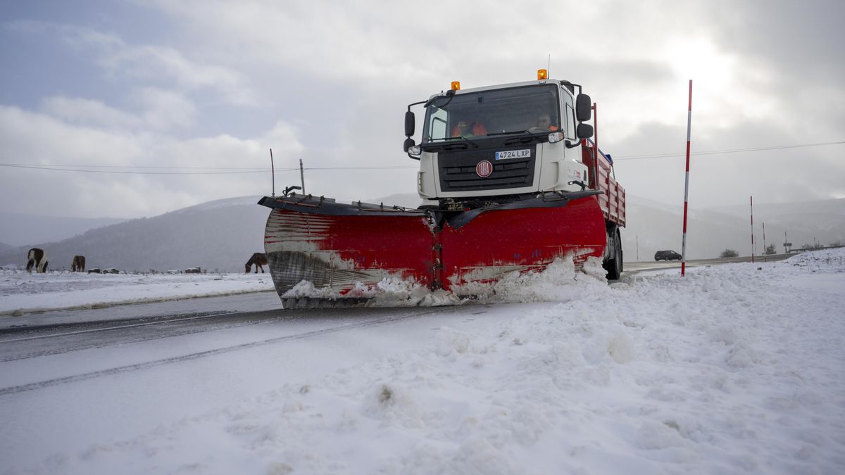 Una máquina quitanieves limpiando de nieve una carretera de la Montaña Central de León.