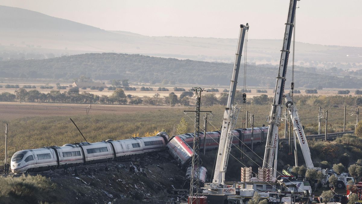 Los servicios de emergencia junto a maquinaria pesada trabajan este jueves en el lugar del accidente ferroviario de Urda (Toledo) un día después del suceso.