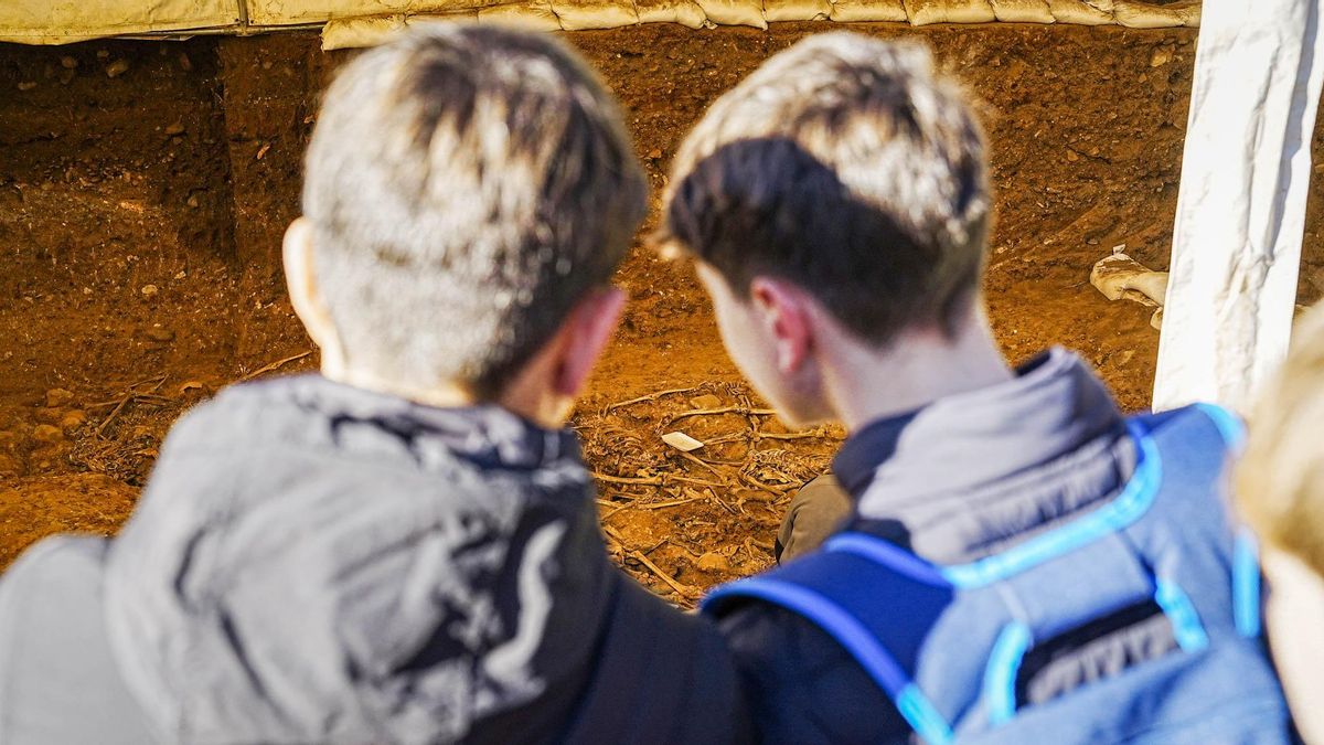 Aprender memoria histórica a pie de fosa: “Que nunca se repita lo que veis aquí”