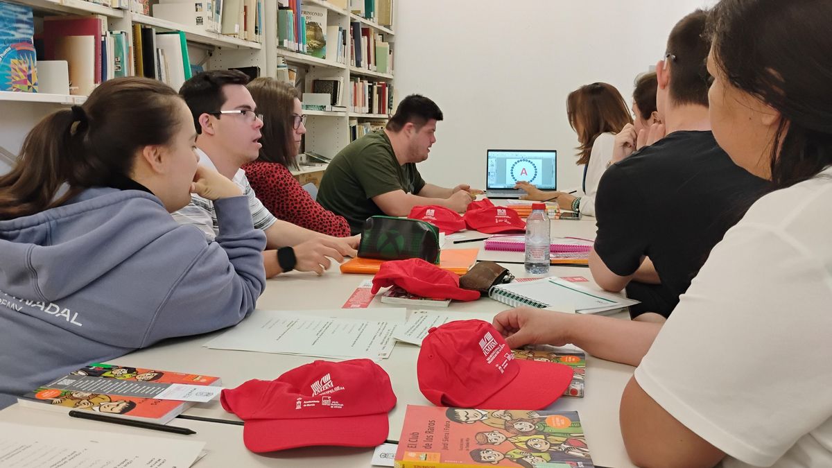 Usuarios y profesoras divididos en equipos de 4 para realizar la actividad del rosco de pasapalabra