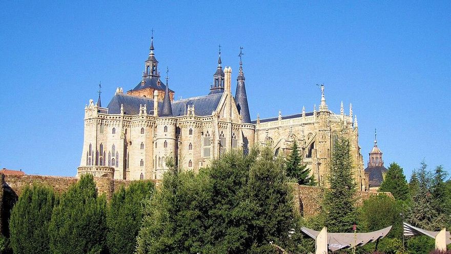 El palacio que Gaudí construyó fuera de Cataluña y que parece sacado de Harry Potter