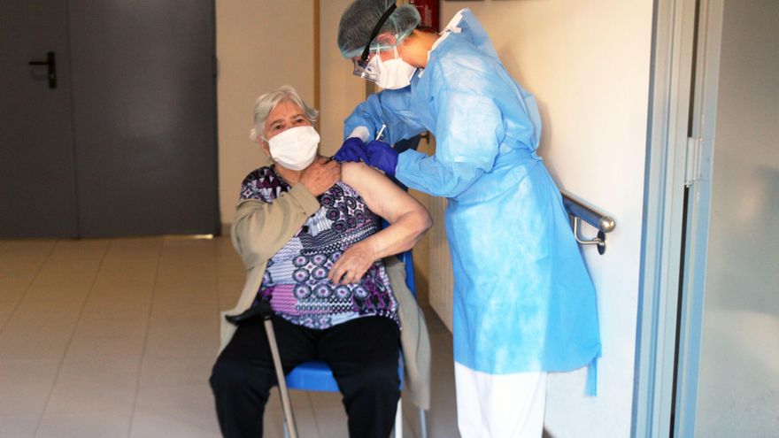 Guerra a la 'picaresca' en la vacunación: la sanidad valenciana pide datos a todos los departamentos de las personas vacunadas que no son de riesgo