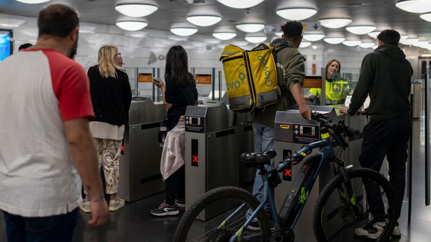 Personas intentando entrar en Rodalies en Barcelona