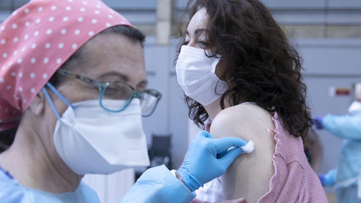 Personal sanitario durante la administración de la primera dosis de la vacuna AstraZeneca contra la Covid-19 al personal de servicio de ayuda a domicilio en las instalaciones deportiva del pabellón Sadus de la Universidad de Sevilla. En Sevilla (Andalucía
