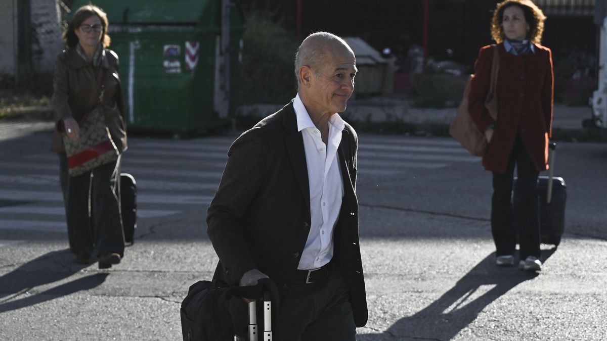 Los hermanos Marta, Mireia y Pere Pujol, con sus maletas al final del juicio