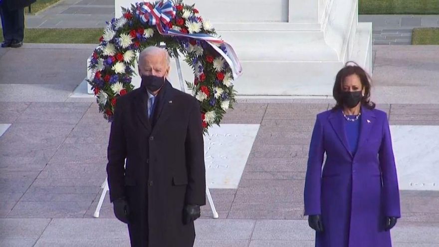 El presidente Biden y la vicepresidenta Kamala Harris en el cementerio de Arlington.