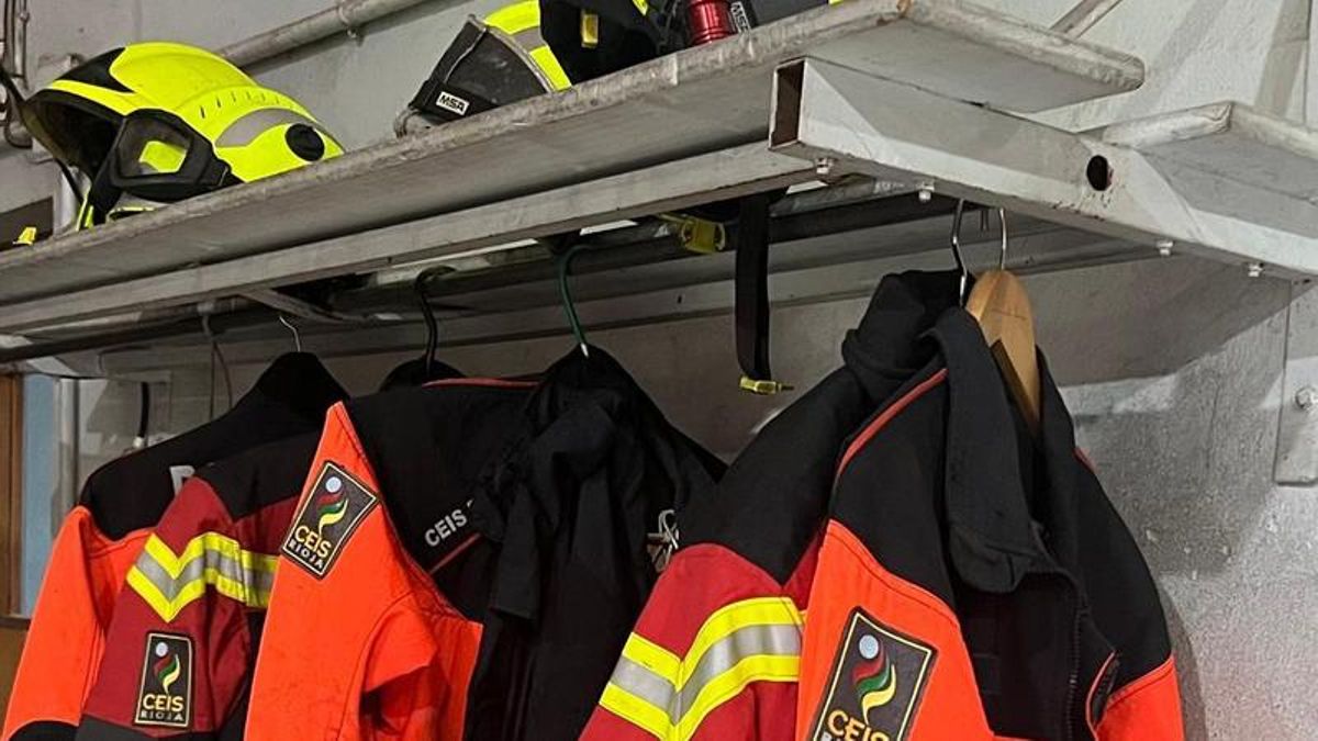 Incendio en un vertedero de residuos sólidos en Ausejo: los bomberos logran controlarlo tras cinco horas de trabajo