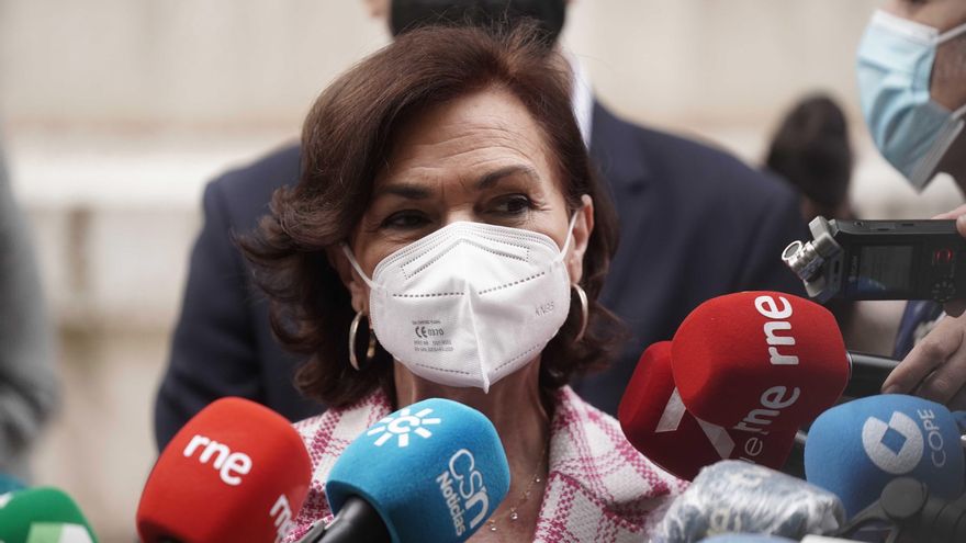 La vicepresidenta primera del Gobierno, Carmen Calvo, este viernes antes de visitar las obras de la nueva Biblioteca del Estado de Córdoba. EFE /Rafa Alcaide