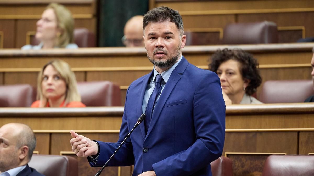 Rufián pide a la izquierda hacer autocrítica: "Hoy la izquierda es el  límite al aire acondicionado y la derecha es una terraza de bar"