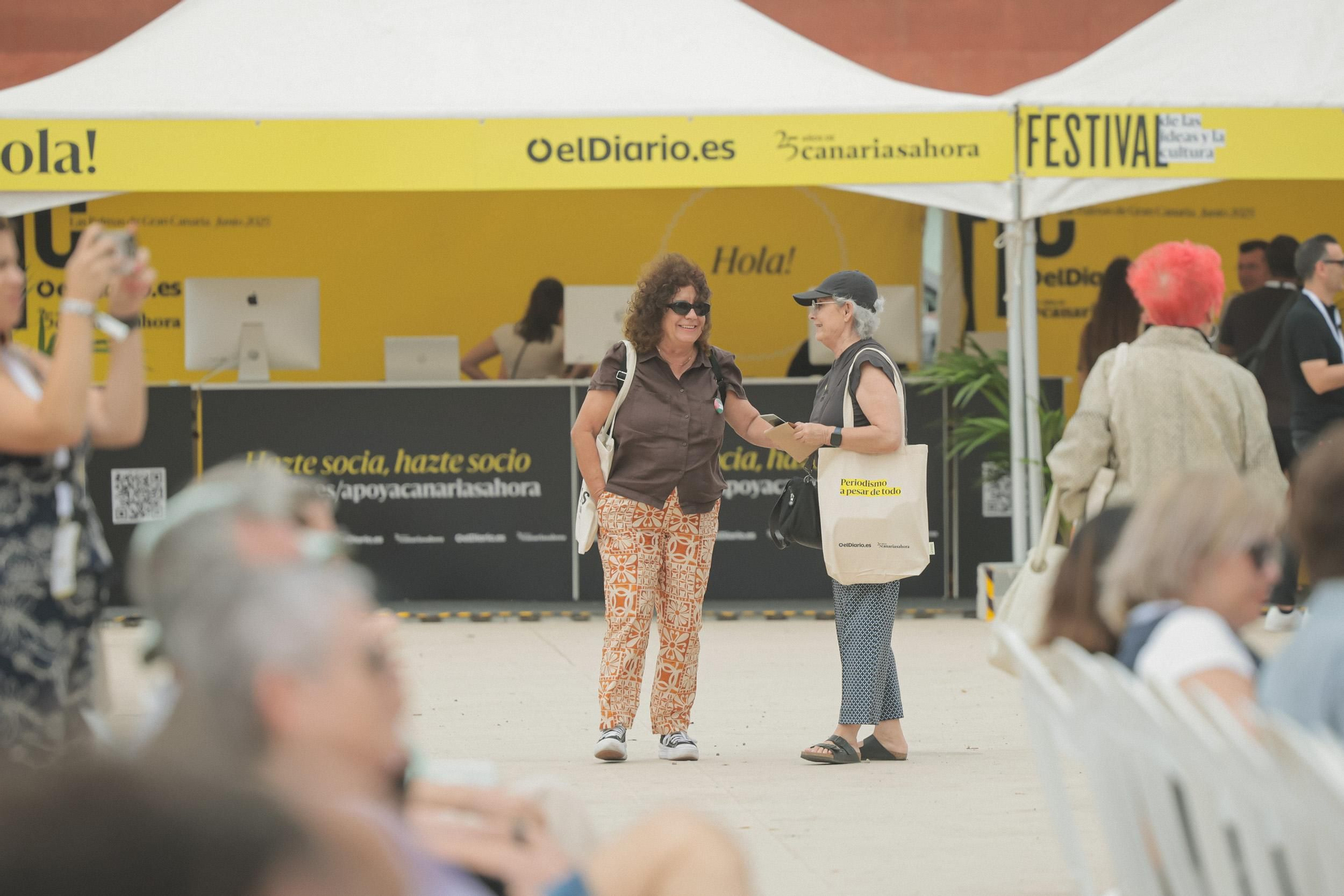 Socias de elDiario.es frente al espacio de socias y socios en el FIC