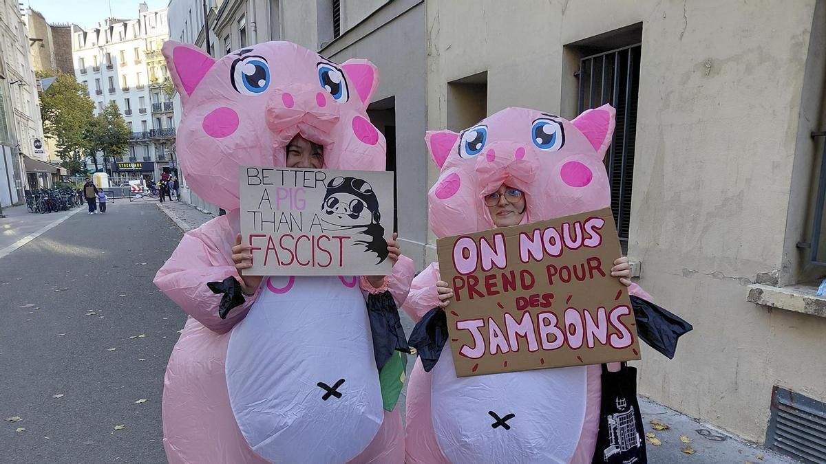 París desafía bajo las máscaras de Halloween el veto legal a taparse la cara en protestas
