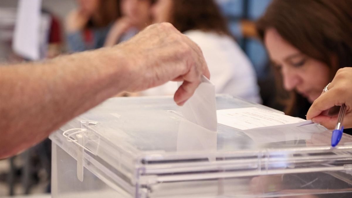 Cirugía electoral a la caza del último voto: los partidos se disputan zonas clave de Andalucía con estrategias calle a calle