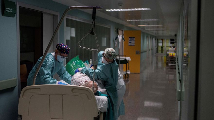 Sanitarios atienden a un paciente recuperado de coronavirus en el pasillo de la unidad de vigilancia postquirúrgica (REA) del Complejo Universitario de Ourense. EFE/ Brais Lorenzo/Archivo