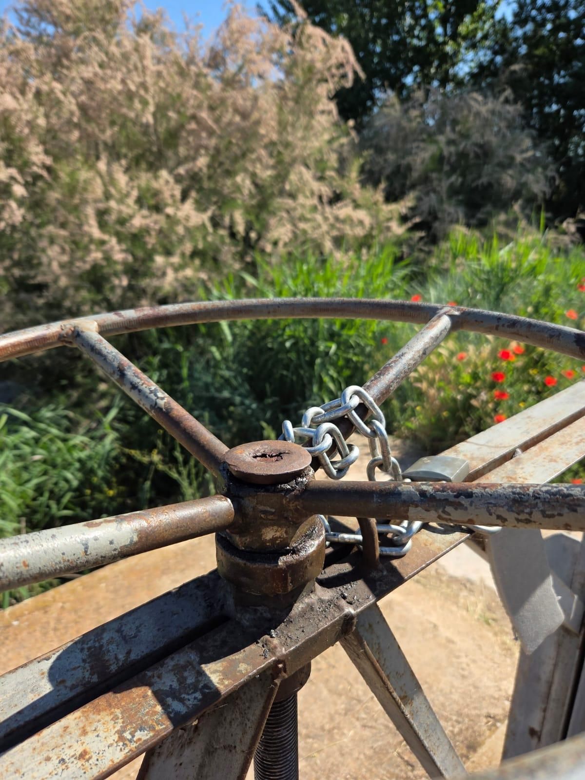 La Reja, la compuerta que permite el trasvase de agua desde el río Gigüela a las Lagunas de Villafranca, a fecha 25 de mayo de 2025