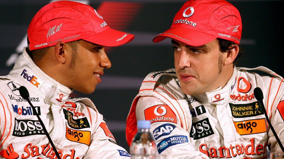 El piloto español Fernando Alonso (dcha.), de la escudería McLaren Mercedes, y el británico de su mismo equipo Lewis Hamilton (izq.) charlan durante una rueda de prensa, tras la sesión de clasificación del GP de Mónaco, el sábado 26 de mayo de 2007.