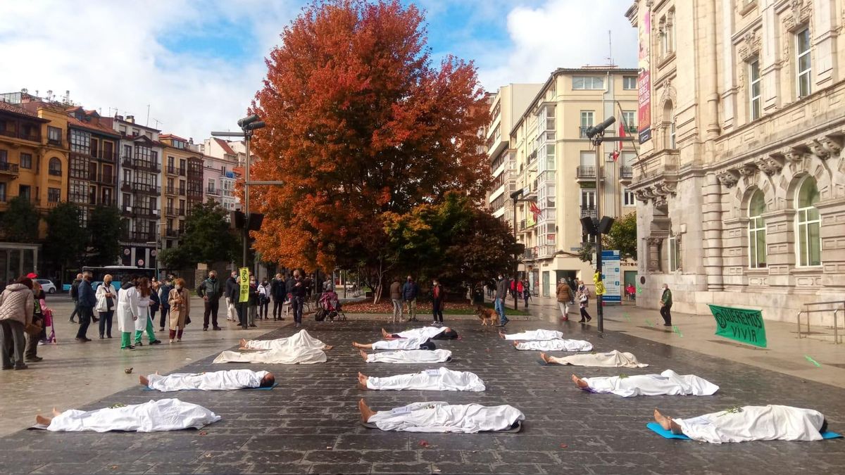 Performance de Extinction Rebellion frente al Ayuntamiento de Santander.