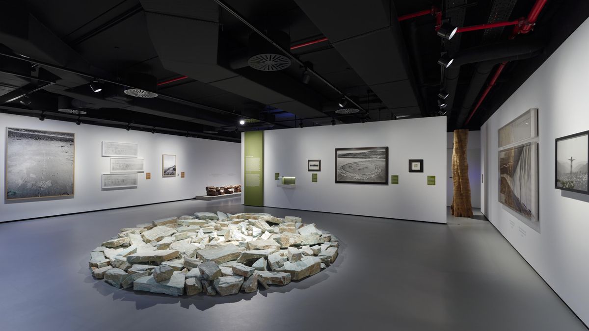 En el centro, la obra Green Quartz Circle (1990) de Richard Long