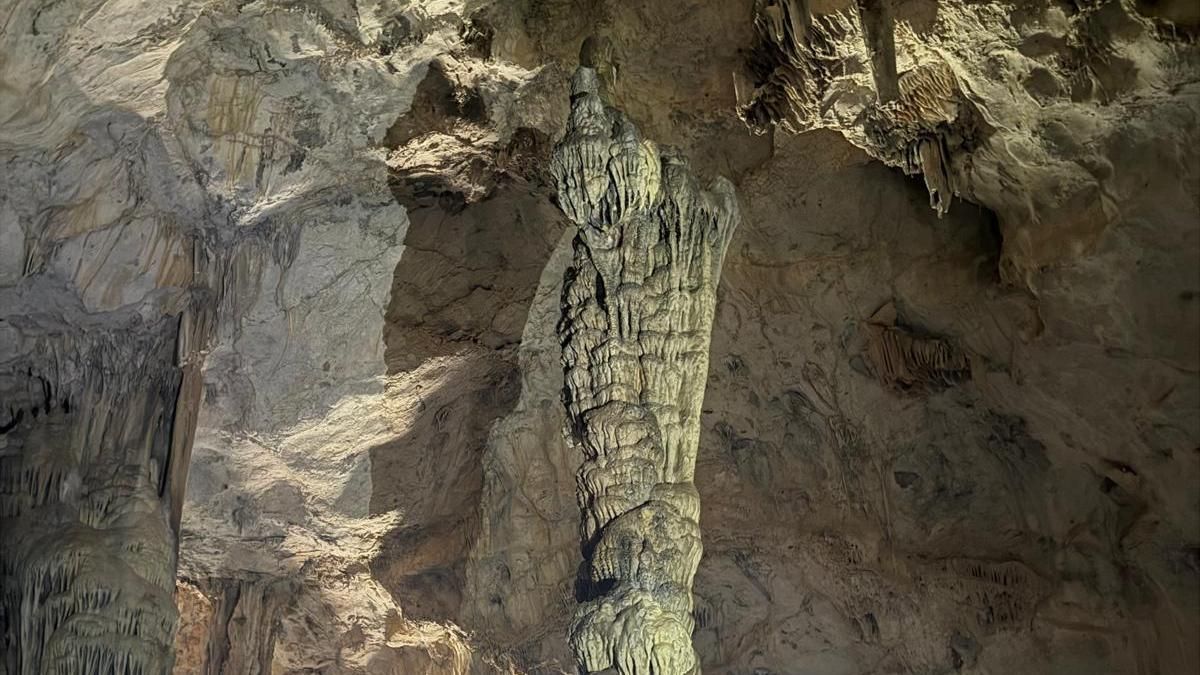 La cueva subterránea que alberga uno de los yacimientos paleolíticos más importantes de la Comunitat Valenciana