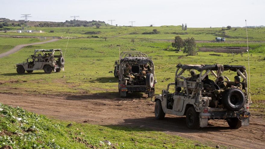 Soldados de las Fuerzas de Defensa de Israel avanzan en el sur de Líbano. El Ejército israelí reiteró este martes su orden de evacuación de una franja de unos 45 kilómetros de territorio del sur del Líbano, tras la invasión terrestre anunciada ayer por Israel para establecer lo que califica como una "capa de seguridad" para evitar que el grupo chií libanés Hizbulá ataque el norte del territorio israelí. "Les instamos nuevamente a evacuar sus hogares de inmediato y trasladarse al norte del río Al Zaharny sin demora", publicó un portavoz del Ejército israelí en redes sociales, acompañando su mensaje con una infografía de toda la zona afectada por la evacuación y la advertencia de que "cualquier movimiento hacia el sur" pone en riesgo la vida de los libaneses. EFE/ FDI - SOLO USO EDITORIAL/SOLO DISPONIBLE PARA ILUSTRAR LA NOTICIA QUE ACOMPAÑA (CRÉDITO OBLIGATORIO) -