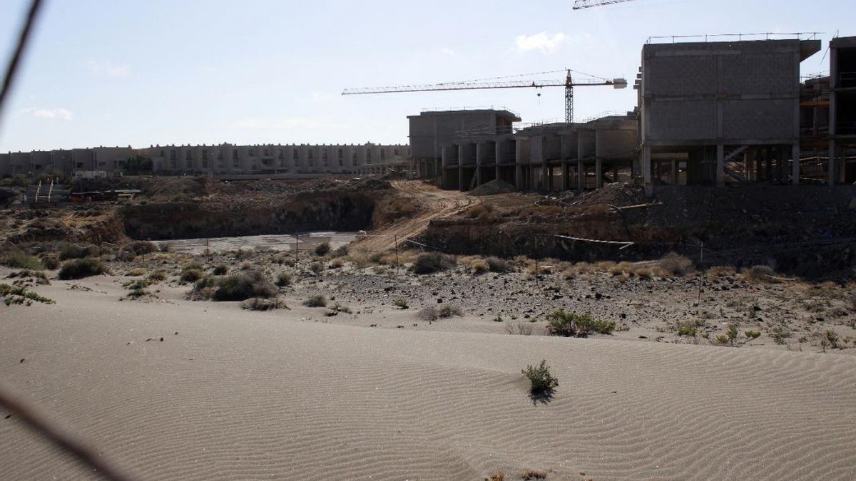 Franja de suelo público donde la promotora del hotel de La Tejita pretende levantar camas turísticas