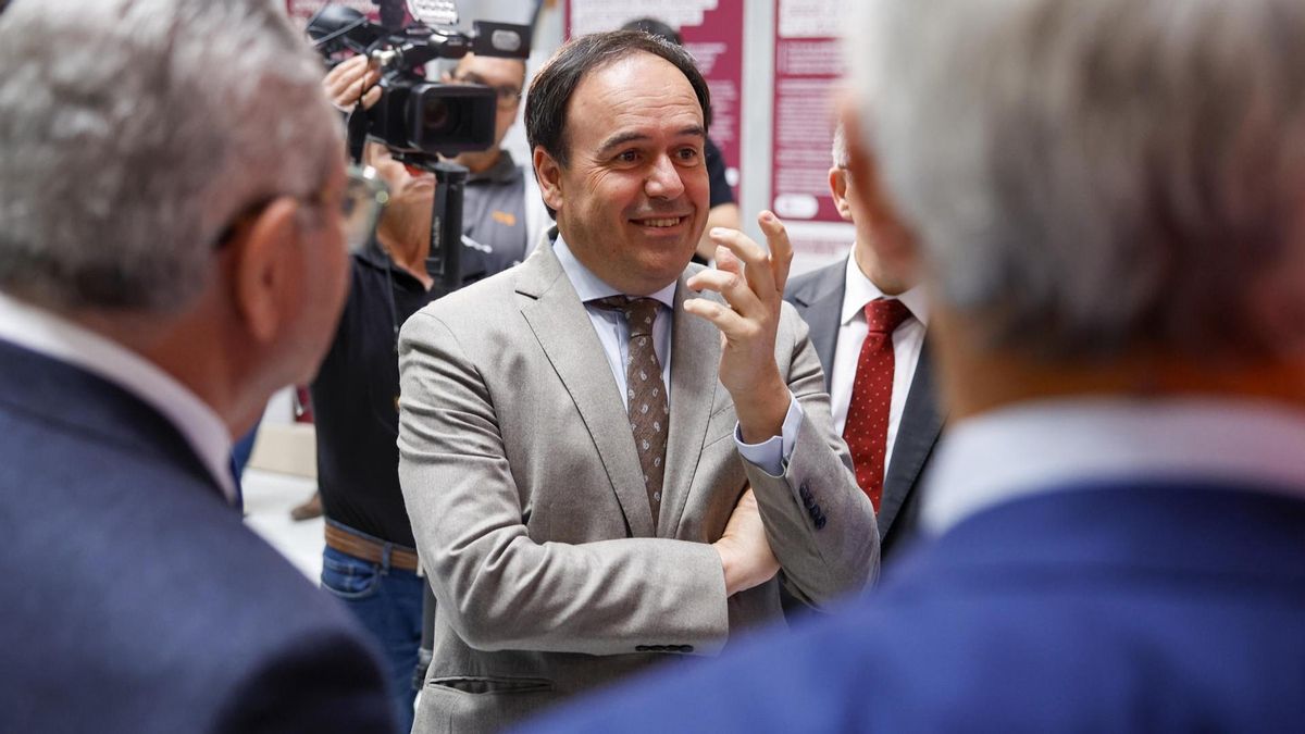 Pérez Llorca avanza que los sindicatos de docentes recibirán mañana una propuesta a sus peticiones para intentar parar la huelga
