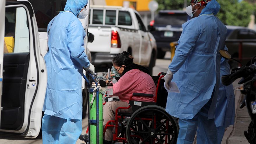Fotografía de archivo de algunos paramédicos que trasladan a un paciente sospechosa de tener la covid-19 al Hospital San Felipe en Tegucigalpa (Honduras). EFE/Gustavo Amador