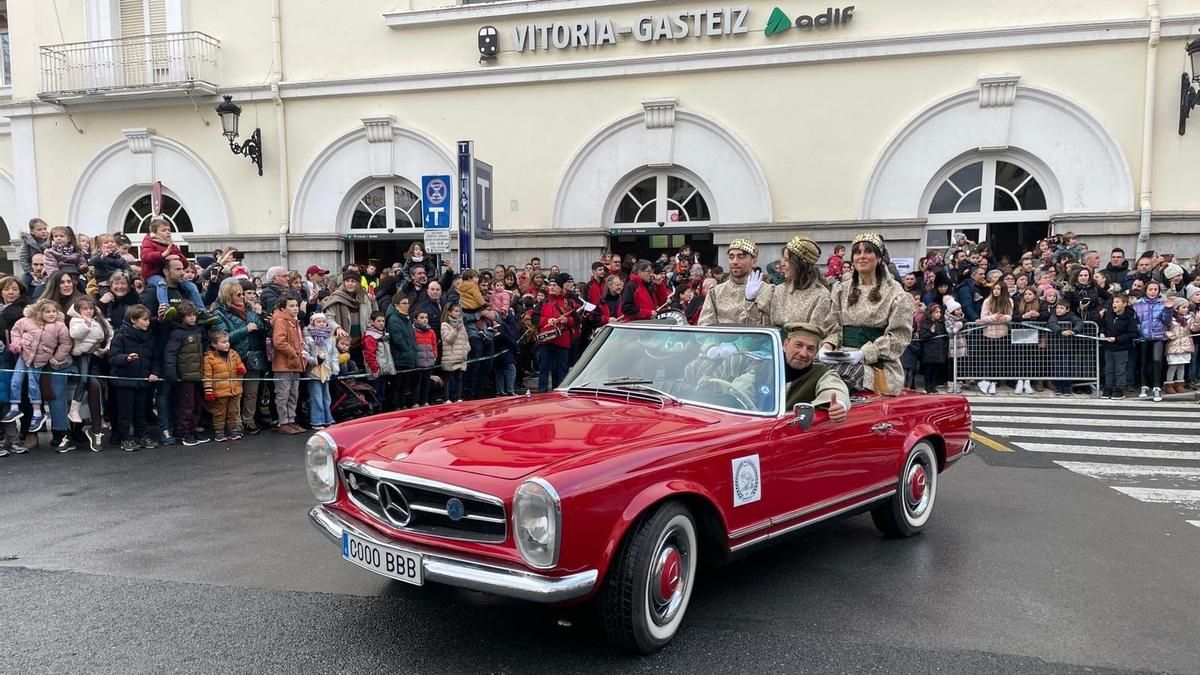 Sergio Ruiz de Arbulo, al volante del Mercedes-Benz que recibió la matrícula 0000-BBB, en una llegada de los Reyes Magos a Vitoria un 5 de enero