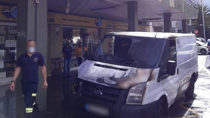 Arde un furgón en la avenida Trinidad de La Laguna, justo delante de la librería Lemus