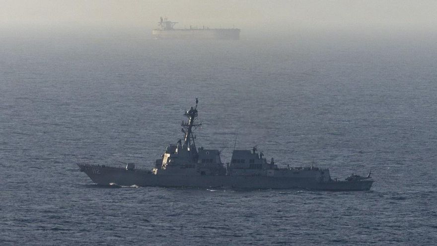 Buque de guerra estadounidense desplegado para el bloqueo de puertos iraníes.