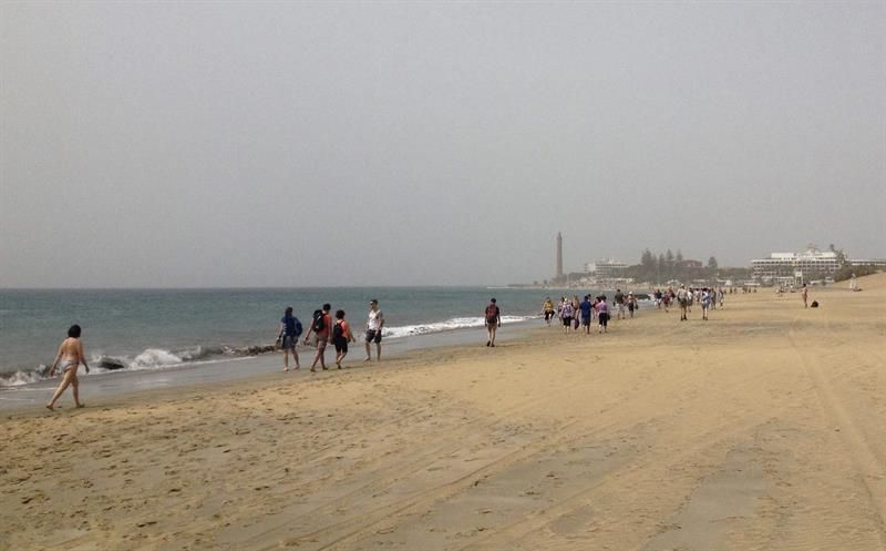 Vista de la playa de Maspalomas con una intensa calima provocada por el polvo del Sáhara que los vientos del este desplazan hacia las islas. Foto: Chema Rodríguez/ EFE