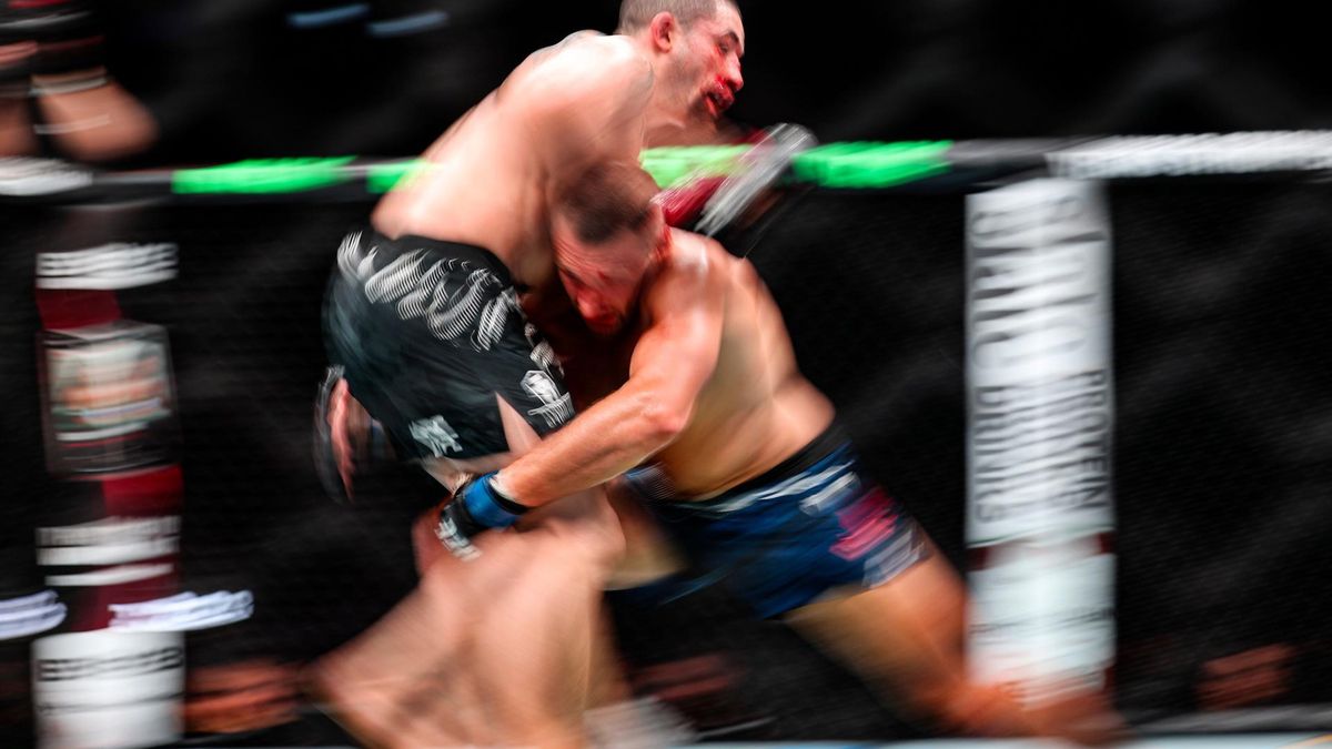 Fotografía que muestra a Robert Whittaker y Reinier de Ridder en acción durante su combate en la UFC