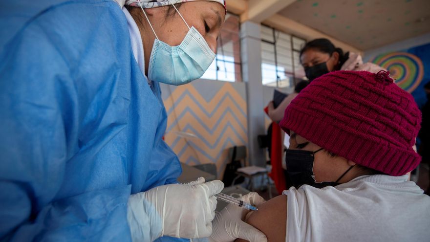 Fotografía de archivo en la que se registró a un niño al ser vacunado contra la covid-19, en un colegio de Quito (Ecuador). EFE/José Jácome
