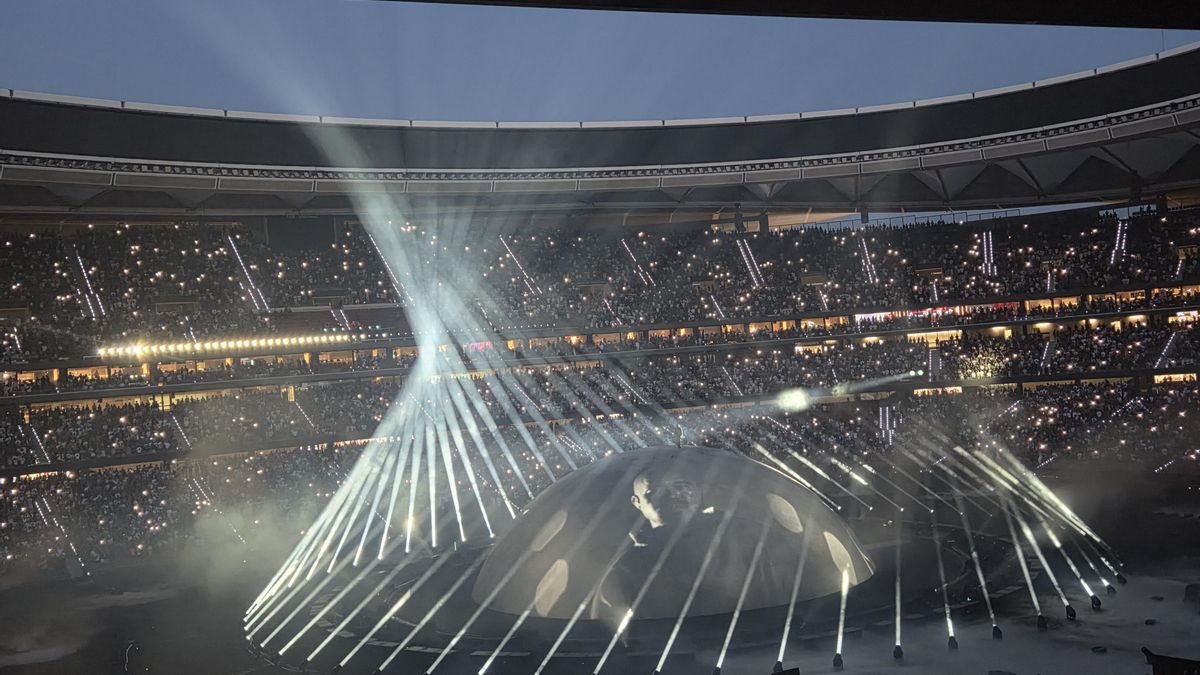 El domo instalado en el centro del Estadio Metropolitano, rodeado por focos, es la escenografía del concierto de Kanye West
